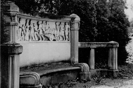 Pvodn vzhled jesenick pamtkov chrnn kamenn lavice na historick fotografii.