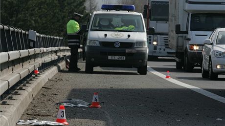Rychlostní silnici R35 zablokovala nehoda dvou aut. Ilustraní snímek