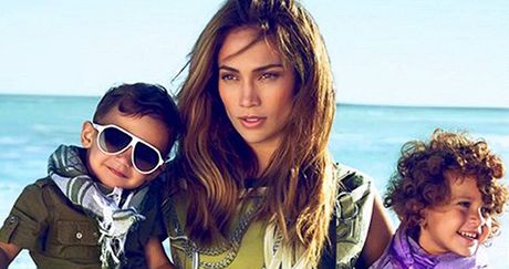 Jennifer Lopezová a její dvojata Max a Emme v kampani pro znaku Gucci (2010)