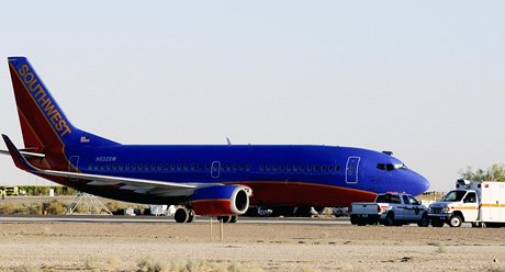 Letadlo americké spolenosti Southwest Airlines muselo nouzov pistát v Arizon, v trupu se objevila dvoumetrová díra. 