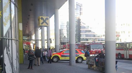 Zdravotníci a hasii vyjeli k pádu lovka ve stanici metra Budjovická (8.4. 2011)