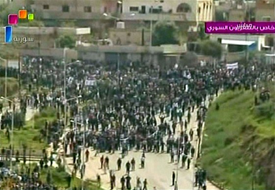 Protesty ve mst Dará na zábrech syrské státní televize (8. dubna 2011)