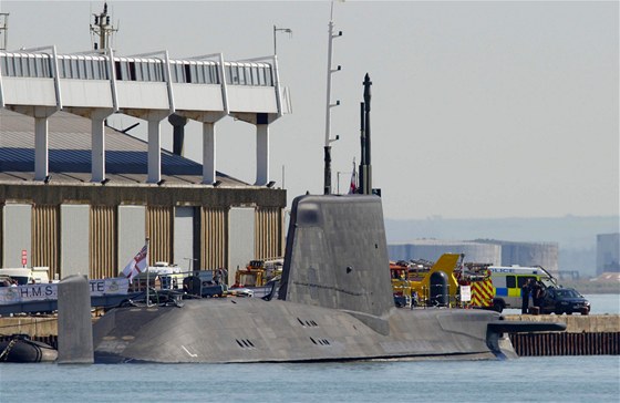 Jadern ponorka HMS Astute v Southamptonu (8. dubna 2011)