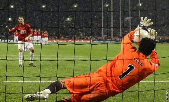 Petr ech z Chelsea v anglickém finále Ligy mistr chytá penaltu Ronaldovi z Manchesteru United.