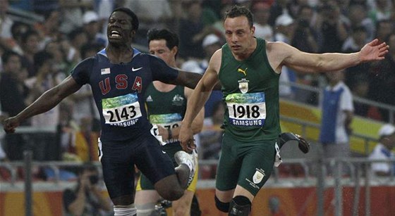 Jihoafrický sprinter Oscar Pistorius (vpravo) dobíhá do cíle v závod na 100 m na paralympiád v Pekingu.
