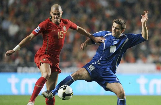 Portugalsko - Bosna a Hercegovina, domácí Pepe Ferreira (vlevo) a  Zvjezdan Misimovic 