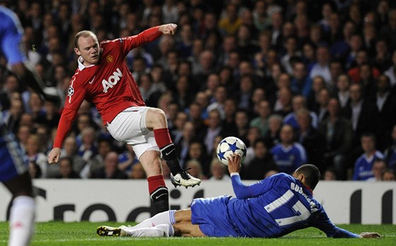 Wayne Rooney z Manchester United (vlevo) byl na hiti Chelsea jediným stelcem úvodního tvrtfinálového duelu Ligy mistr.