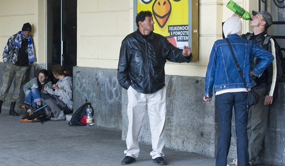 Jedním z míst, kde se scházejí bezdomovci, je hlavní nádraí v Plzni