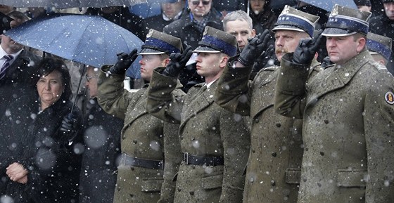 Manelka polského prezidenta Bronislawa Komorowského na smutení ceremonii k prvnímu výroí tragické smrti Lecha Kaczynského