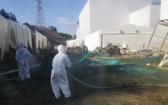 Japontí technici se snaí odstranit kontaminaci radioaktivitou v elektrárn Fukuima (4. dubna 2011)