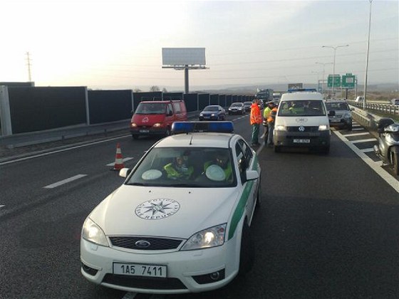 Policie odklání osobní auta na ulici K Barrandovu. (ilustraní snímek)