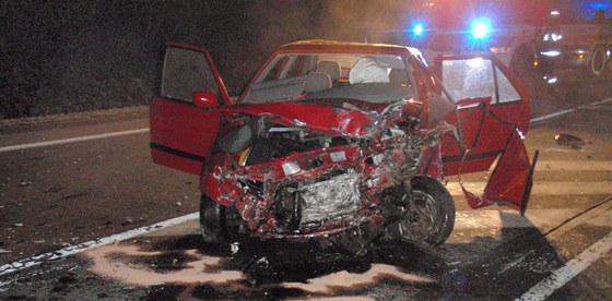 Tragická nehoda felicie a kamionu znaky Scania v obci Zádveice-Raková
