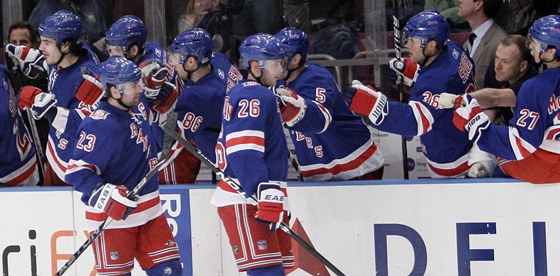 Erik Christensen (vpravo) slaví jednu z branek v dresu Rangers. V nové sezon se pedstaví v dresu praského klubu HC Lev.