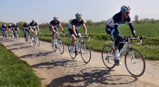 ZA ODVETOU. výcar Fabian Cancellara se s týmem Leopard pipravuje na trati závodu Paí-Roubaix.