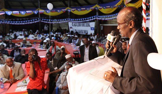Somálský politik Mohamed Abdí Gándhí pi vyhlaování nového státu Azánie pi slavnosti v Keni (3. dubna 2011)