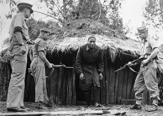 Brittí vojáci zadrují bojovníka Mau Mau bhem keského povstání v 50. letech 20. století