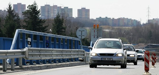 Tisíce aut pestanou zajídt do Sokolova, protoe koní objíka na rychlostní silnici R6.