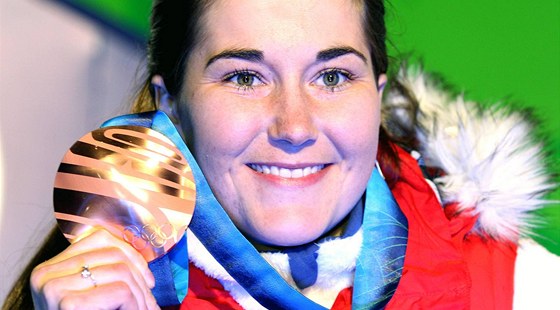 árka Záhrobská s bronzovou medailí z olympiády ve Vancouveru. (27. února 2010)