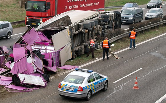 Nehoda kamionu na 32. kilometru dálnice D5 ve smru z Prahy na Plze. (4. dubna 2011)