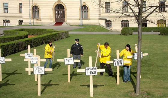 Aktivisté Greenpeace pronikli na zahradu Úadu vlády a postavili hbitov obcí zruených kvli tb uhlí. (6. dubna 2011)