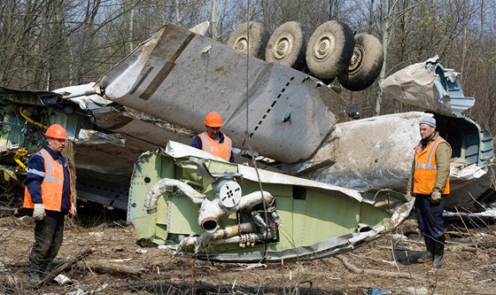 Odklízení trosek polského letadla v ruském Smolensku. (14. dubna 2010)