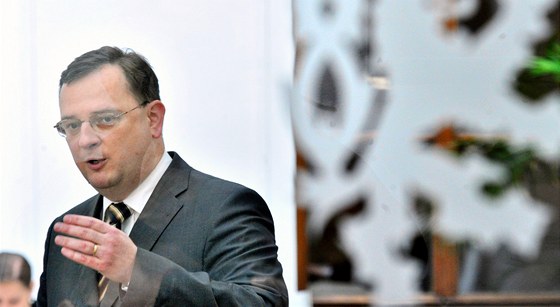 Premiér Petr Neas pi tiskové konferenci, na které oznámil, e pijal demisi ministra dopravy Víta Bárty . (8. dubna 2011)