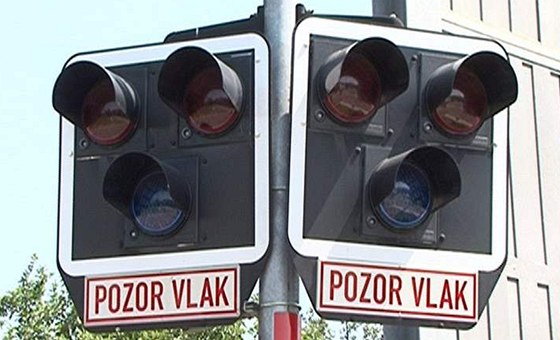 idika vjela v Prostjov na pejezd v dob, kdy blikala varovná signalizace. Do vozu pak narazil pijídjící vlak. (Ilustraní snímek)