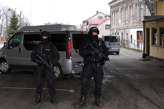 Policisté speciální jednotky pi pedání zlatého pokladu na esko-polské hranici.