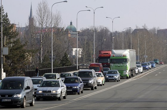 Po otevení mostu u Swierklan se kamionová doprava zaala pesouvat na dálnici D1 a pestává projídt Frýdkem-Místkem v takovém mnoství jako díve. (ilustraní snímek)