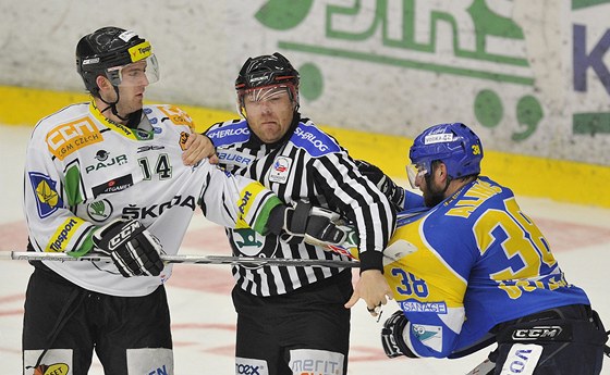 RADI KLID. Rozhodí v prvním baráovém duelu mezi Mladou Boleslaví a Ústím nad Labem písn dbali, aby se nestrhla bitka hned zkraje, kdy by jet emoce mly být na uzd. Na snímku kohouti Petr Chaloupka (vlevo) z Mladé Boleslavi a Jan Alin z Ústí.