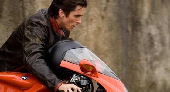 Christian Bale ve filmu Temný rytí
