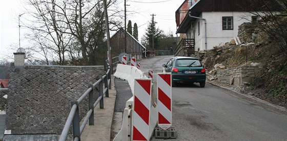 Silnice Pod Hradbami v Novém Mst nad Metují ped rekonstrukcí.