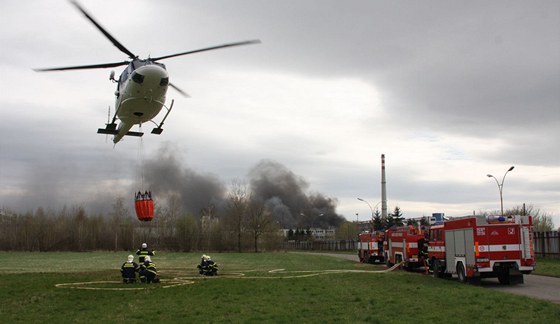 Zsah vrtulnku u poru zpracovatelny plast v Chropyni. (9. dubna 2011)