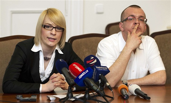 Rebelující poslanci VV ve Snmovn - Kristýna Koí a Jaroslav kárka (7. dubna 2011)