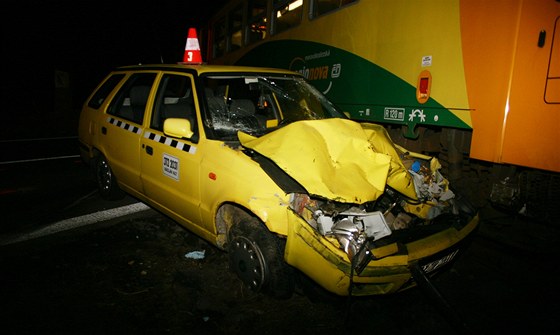 Dopravní nehoda vlaku a auta taxisluby u obce Velké Hotice.