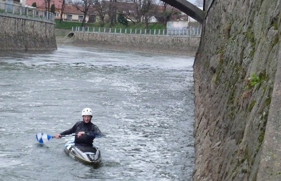 Do tchto peejí dívka skoila.