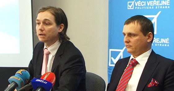 Michal Babák a Vít Bárta na tiskové konferenci Vcí veejných k daové reform