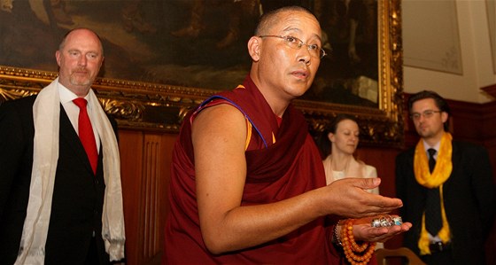 Buddhistického mnicha Geshe Thubten Yontena pijala reprezentace Liberce.