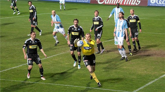 MÁM. Olomoucký branká Petr Drobisz chytá v pokutovém území mí.