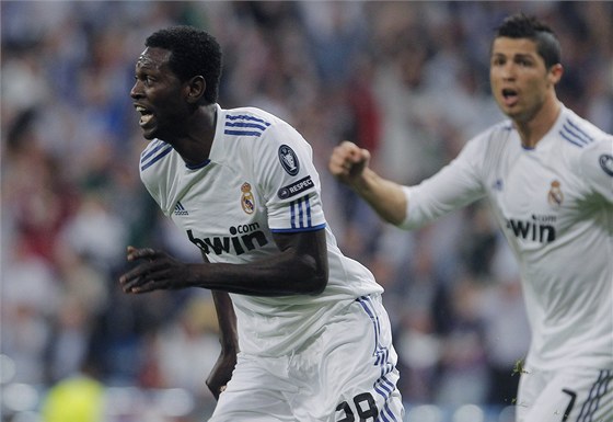 JE TAM! Emmanuel Adebayor z Realu Madrid se raduje ze vsteleného gólu.