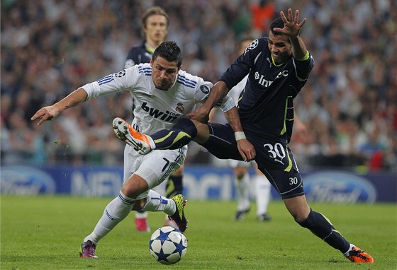 TUDY TEDY NE. Brazilec Sandro z Tottenhamu (vpravo) se snaí zastavit Cristiana Ronalda z Realu Madrid.