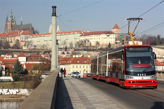 Tramvaj 15T na lince íslo 18 na Mánesov most