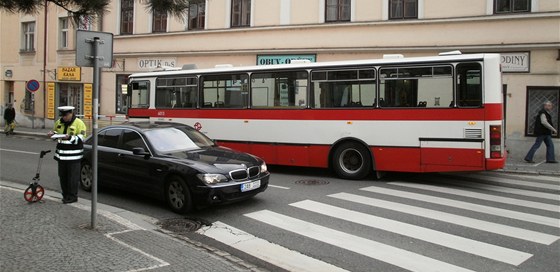 Autobusem MHD projelo pi uhbacm manvru zbradl.