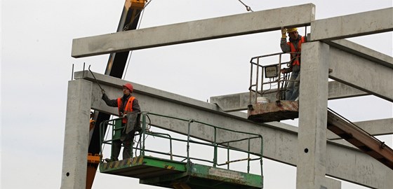 Trojice firem roziuje své provozy a staví nové výrobní haly. Práci díky tomu najde a pt set lidí. V regionu pitom obecn vládnou spíe obavy z nové vlny hospodáské recese. (Ilustraní snímek)