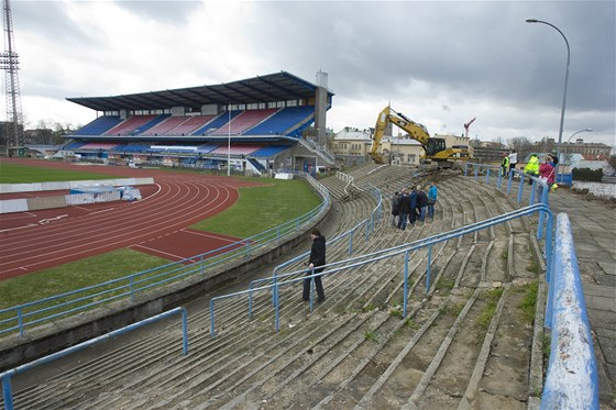 Rekonstrukce fotbalového stadionu ve truncových sadech zaala.