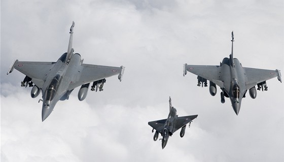 Francouzské letouny Rafale a Mirage pi operaci nad Libyí