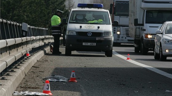 Silnice mezi Ústím nad Labem a Lovosicemi je oboustrann uzavená. (Ilustraní snímek)