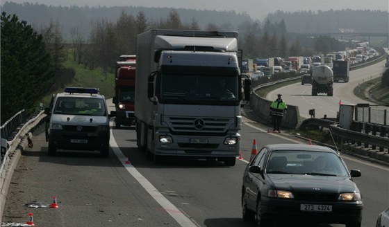 Nehoda nákladního automobilu a autobusu na 155. kilometru D1 poblí Velké Bítee ve tvrtek dopoledne zastavila provoz ve smru na Prahu. Havárie se obela bez zranní. Ilustraní foto.