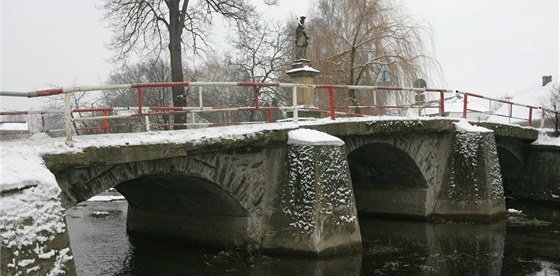 Kamenný barokní most, který stojí v Dlouhé Louce na Olomoucku, je ve velmi patném stavu. Kvli dopravním omezením se stále více místních lidí piklání k variant, aby ho nahradil most nový.