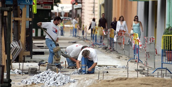 Prostjovská radnice opraví více chodník ne plánovala. Uetí díky tomu, e stavební firmy musí ceny prací kvli úbytku zakázek výrazn sniovat. (Ilustraní snímek)